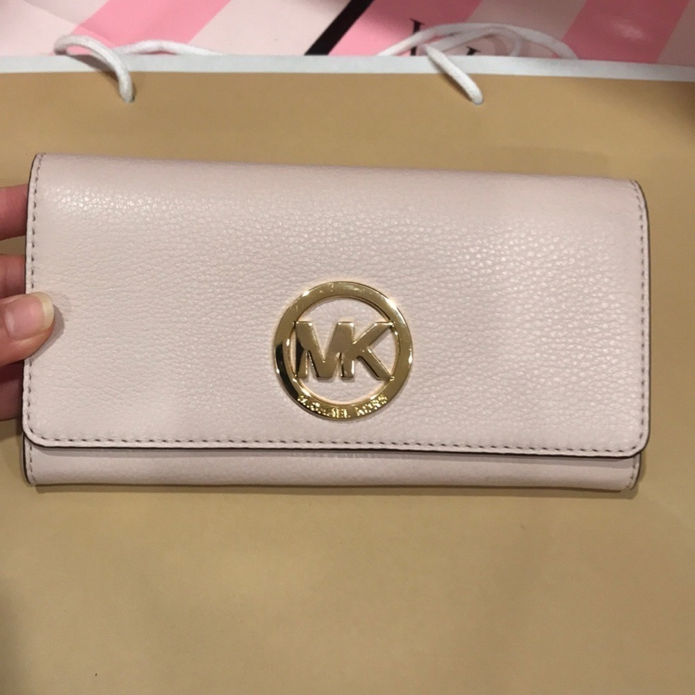 🔥 ON SALE 🔥 💖 Michael Kors Wallet 💖 MK, has a light dark stain on the top front